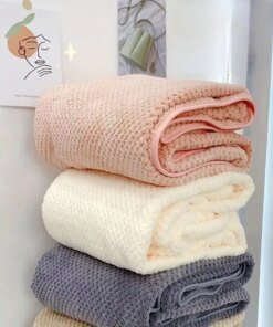 1 Soft Coral Velvet Baby Bath Towel, Baby Bathroom Supplies, Absorbent Bath Towel Suitable for the Beach, Home and Bathroom