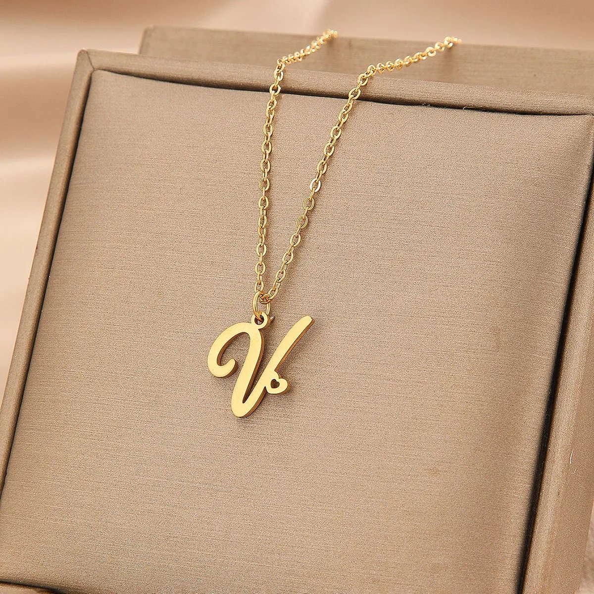 Kinitial Stainless Steel A-Z Love Heart Pendant English Initials Necklace 26 Letters Chain Necklace Wedding Best Gift Kinitial Stainless Steel A-Z Love Heart Pendant English Initials Necklace 26 Letters Chain Necklace Wedding Best Gift