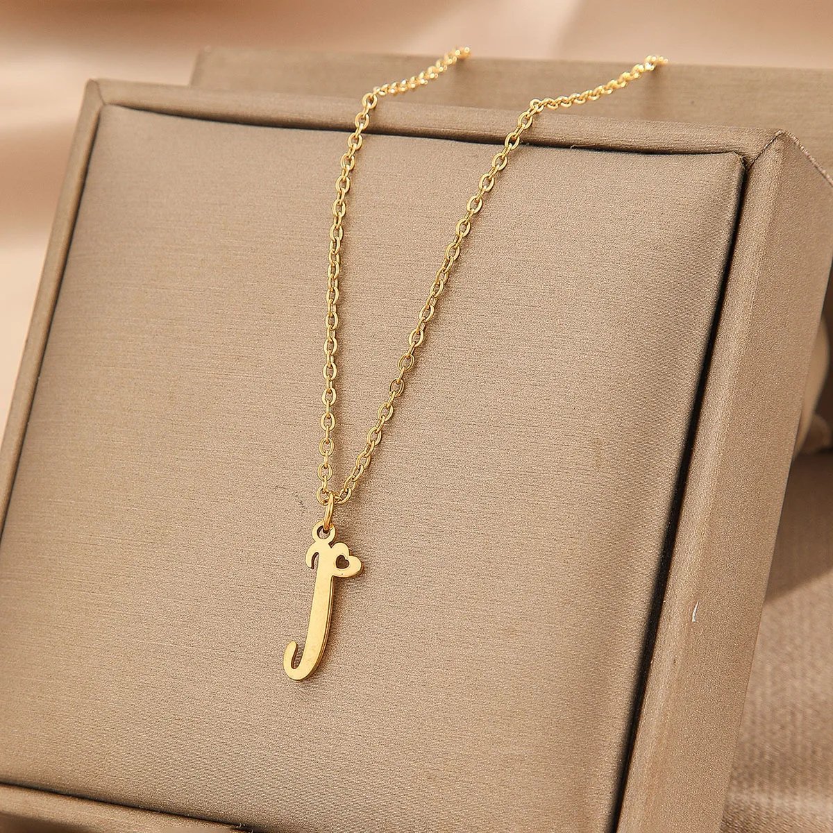 Kinitial Stainless Steel A-Z Love Heart Pendant English Initials Necklace 26 Letters Chain Necklace Wedding Best Gift Kinitial Stainless Steel A-Z Love Heart Pendant English Initials Necklace 26 Letters Chain Necklace Wedding Best Gift