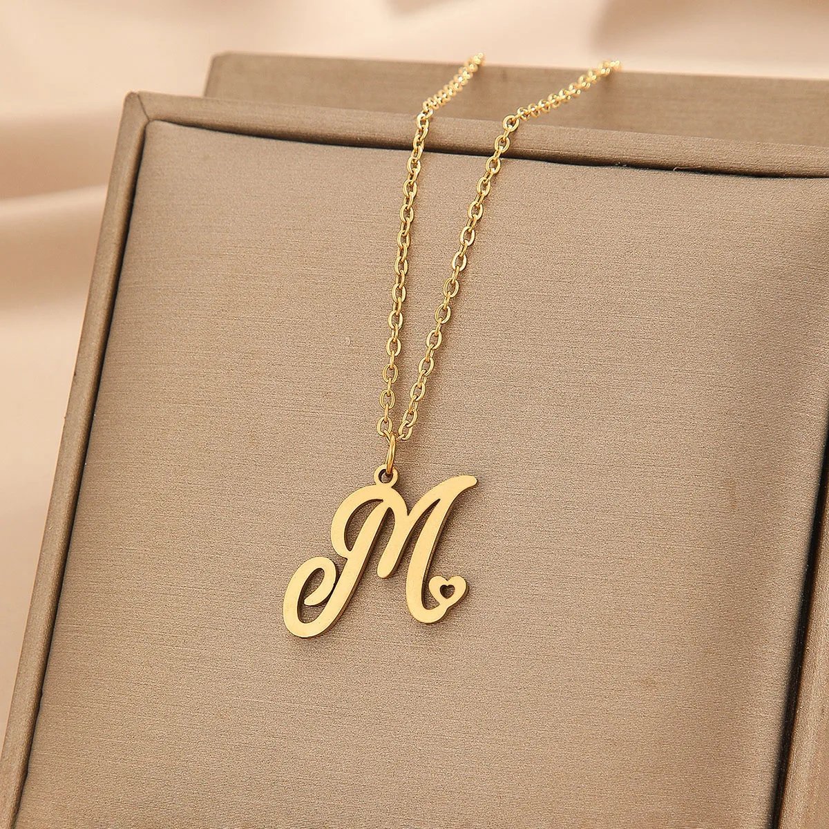 Kinitial Stainless Steel A-Z Love Heart Pendant English Initials Necklace 26 Letters Chain Necklace Wedding Best Gift Kinitial Stainless Steel A-Z Love Heart Pendant English Initials Necklace 26 Letters Chain Necklace Wedding Best Gift