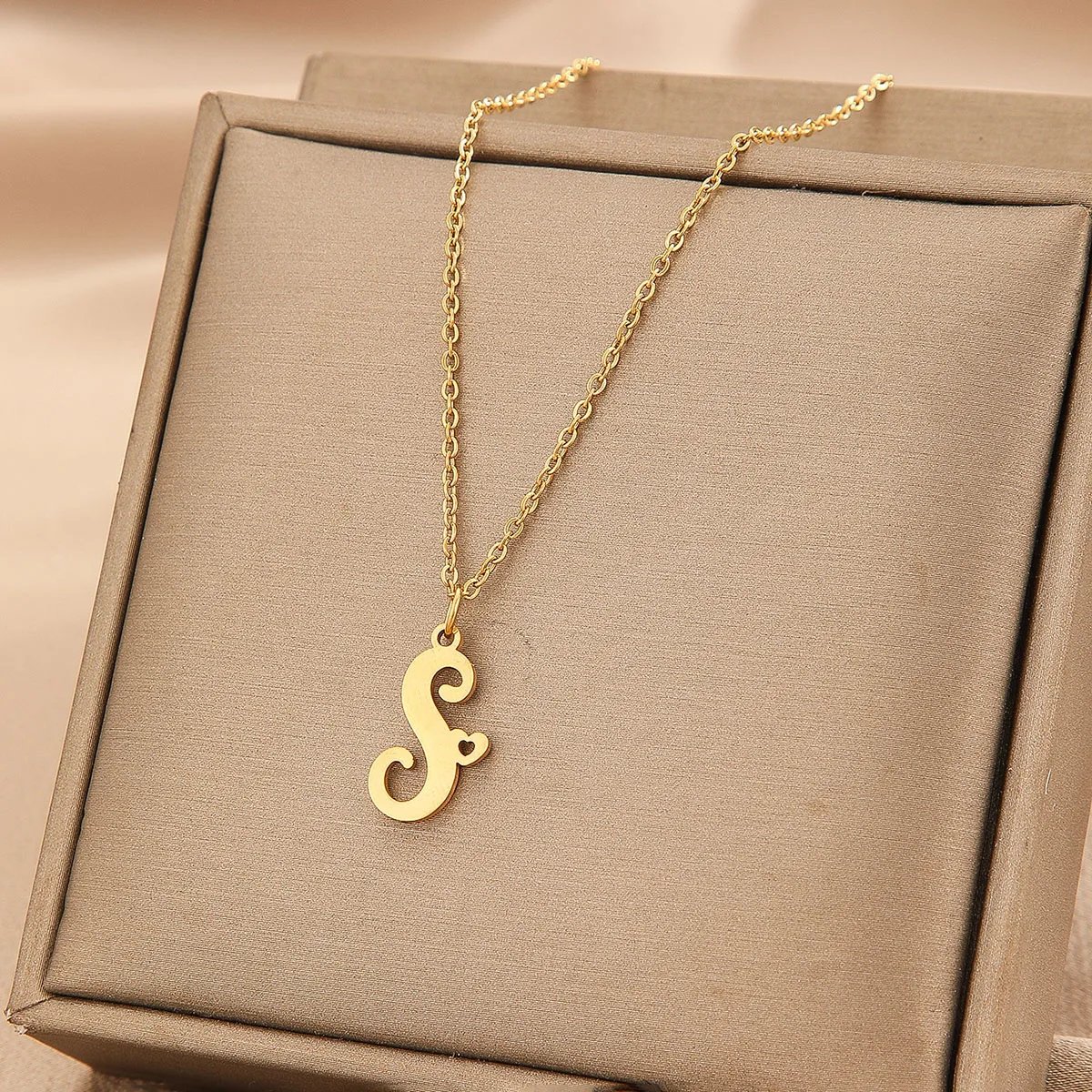 Kinitial Stainless Steel A-Z Love Heart Pendant English Initials Necklace 26 Letters Chain Necklace Wedding Best Gift Kinitial Stainless Steel A-Z Love Heart Pendant English Initials Necklace 26 Letters Chain Necklace Wedding Best Gift
