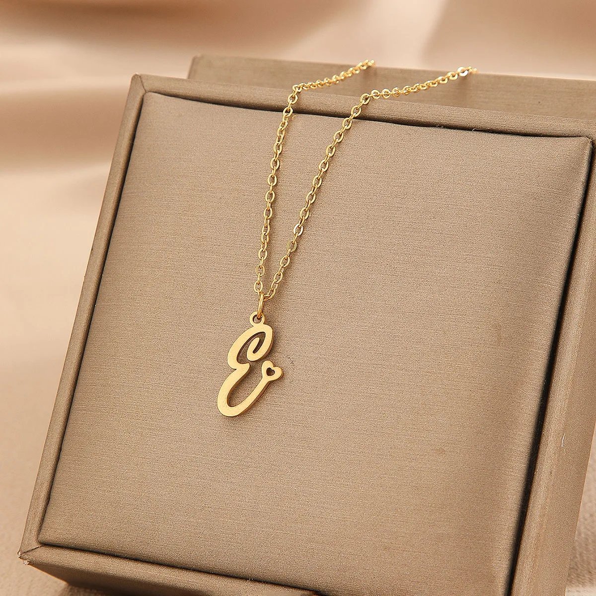 Kinitial Stainless Steel A-Z Love Heart Pendant English Initials Necklace 26 Letters Chain Necklace Wedding Best Gift Kinitial Stainless Steel A-Z Love Heart Pendant English Initials Necklace 26 Letters Chain Necklace Wedding Best Gift