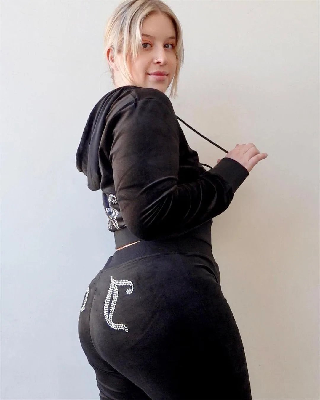 Diamond Letter Hoodie Velvet Tracksuit 2-Piece Set Rhinestone Zipper Crop Top+High Waist Jogging Sports Pants 2PCS Velour Sets Diamond Letter Hoodie Velvet Tracksuit 2-Piece Set Rhinestone Zipper Crop Top+High Waist Jogging Sports Pants 2PCS Velour Sets