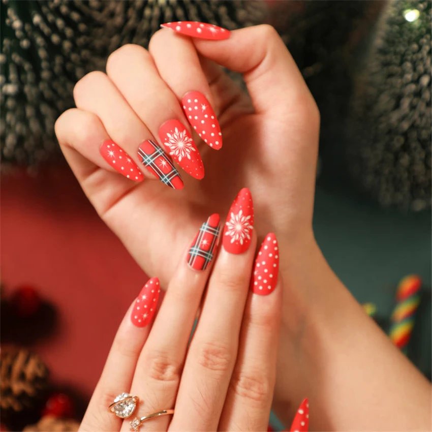 24Ps/Set Christmas Series Wearing False Nails Christmas Tree Hat Bell Design Almond Fake Nails Art Full Cover Stick on Nails tip