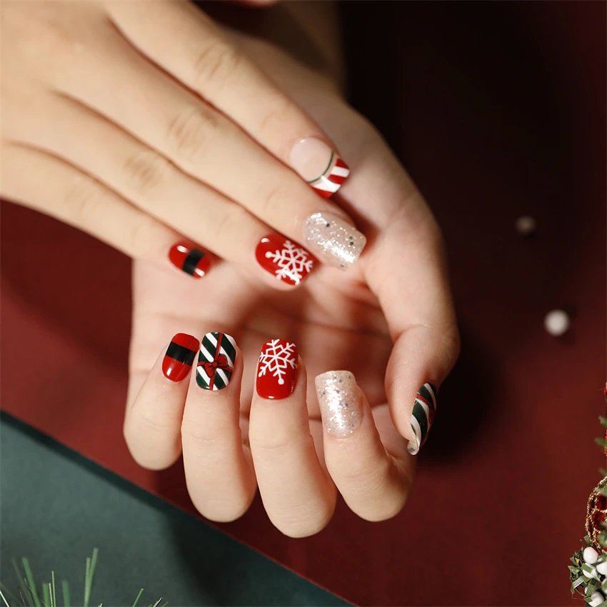 24Ps/Set Christmas Series Wearing False Nails Christmas Tree Hat Bell Design Almond Fake Nails Art Full Cover Stick on Nails tip